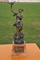 Immagine della statuetta che rappresenta il trofeo del Palio delle Contrade
